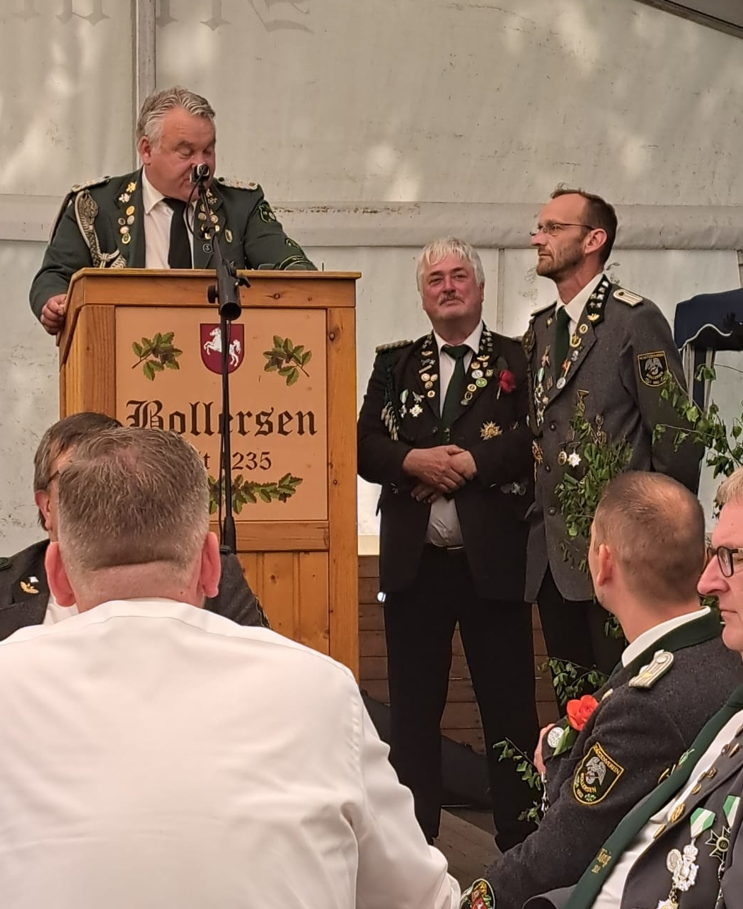 Kreismusikleiter Lutz Kleineberg und 1. Vorsitzender Heinz Dankert bei der Ehrung von Christian Thiele für besondere Verdienste