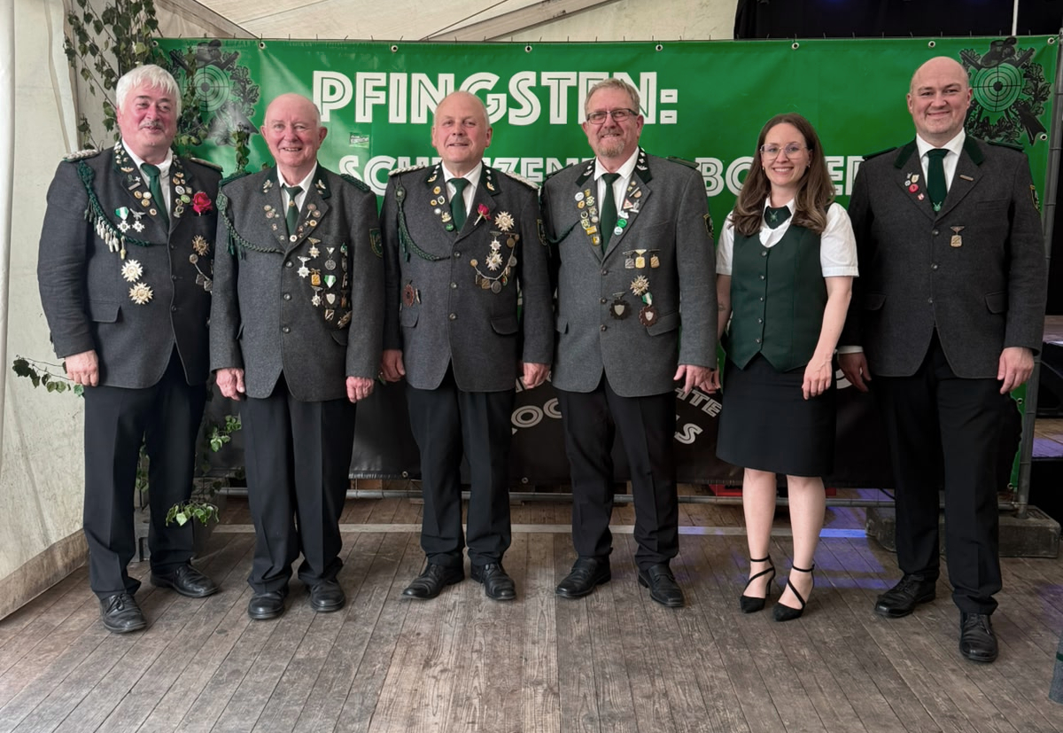 Foto der beim Festessen vom Verein geehrten Mitglieder: (von links nach rechts) 1. Vorsitzender Heinz Dankert, Wolfgang Brandes (geehrt für 60 Jahre Mitgliedschaft), Karsten Pralle (geehrt für 40 Jahre Mitgliedschaft), Gerhard Laabs (geehrt für 25 Jahre Mitgliedschaft), Franziska Kampmann (geehrt für 10 Jahre Mitgliedschaft), Schriftführer Patrick Brandes