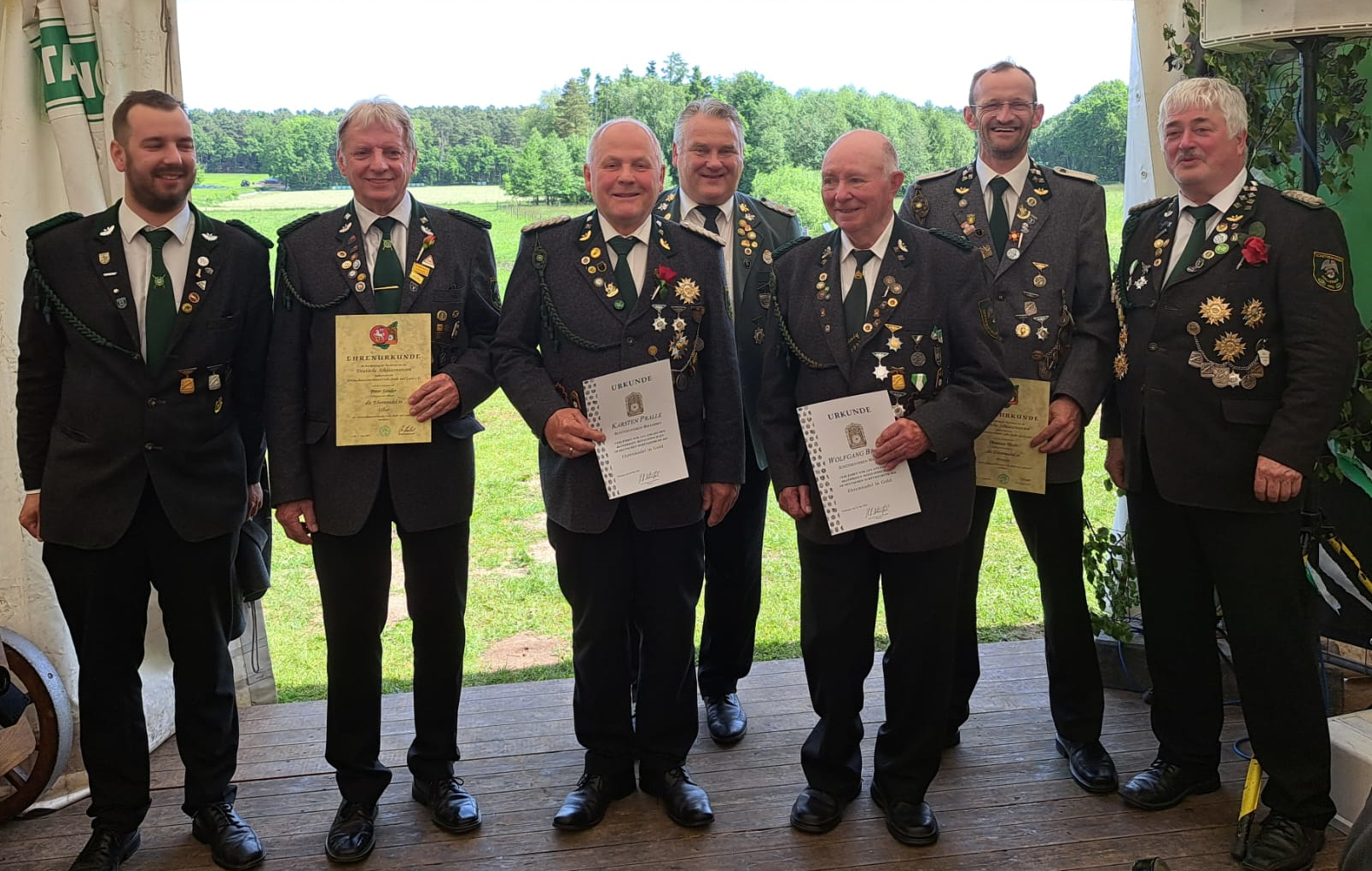 Foto der von Kreismusikleiter Lutz Kleineberg geehrten Mitglieder mit unserem 1. Vorsitzenden Heinz Dankert: (von links nach rechts) Tom-Jonas Eggers (Ehrung für 10 Jahre Mitgliedschaft), Peter Sander (Ehrung für 20 Jahre Schriftführer), Karsten Pralle (Ehrung für 40 Jahre Mitgliedschaft), Kreismusikleiter Lutz Kleineberg, Wolfgang Brandes (Ehrung für 60 Jahre Mitgliedschaft), Christian Thiele (Ehrung für besondere Verdienste), 1. Vorsitzender Heinz Dankert