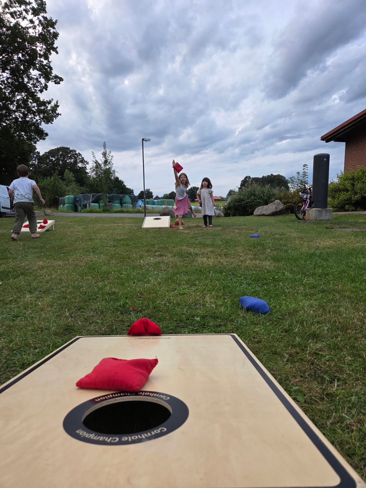 Früh übt sich: auch die Kleinen versuchen sich am Cornhole Wurf