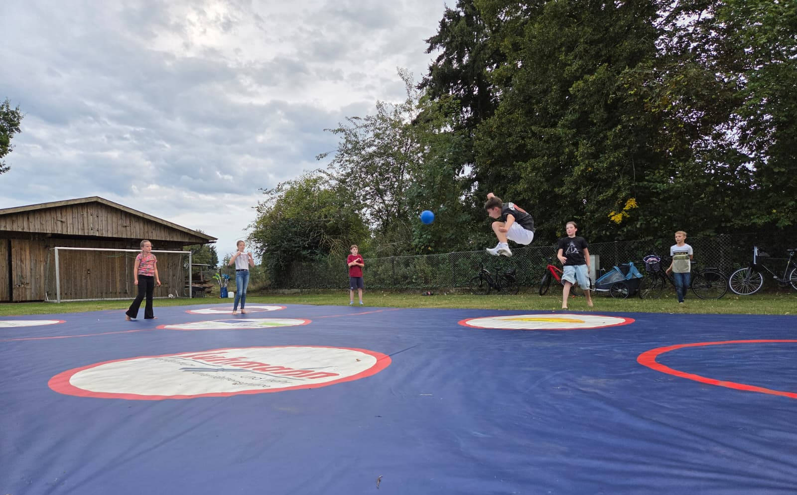 Das Hockeyfeld wurde auch für Völkerball ausgiebig genutzt